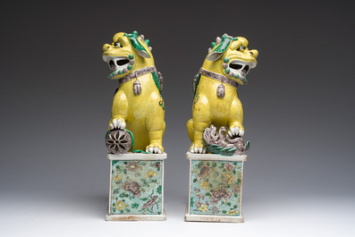Paire de mod&egrave;les de lions bouddhistes en biscuit &eacute;maille verte, Chine, 19&egrave;me si&egrave;cle