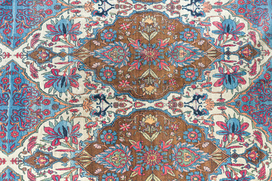 An important Persian Isfahan rug with floral design, wool on cotton, early 20th C.