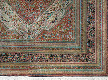 Tapis oriental de type Qom (Qum/Ghom) en soie &agrave; d&eacute;cor floral, deuxi&egrave;me moiti&eacute; du 20&egrave;me si&egrave;cle
