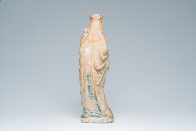 Vierge &agrave; l'Enfant de style n&eacute;o-gothique en pierre &agrave; traces de polychromie, France, 19&egrave;me si&egrave;cle