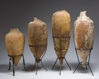 Quatre amphores &agrave; huile en terre cuite, &eacute;poque romaine, 1er-3&egrave;me si&egrave;cle