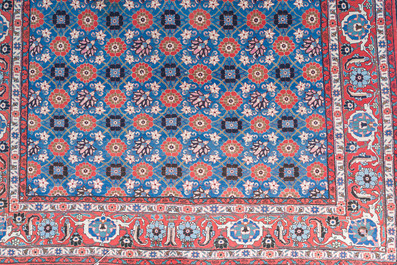 Tapis oriental de type Varamin &agrave; d&eacute;cor floral, laine sur coton, deuxi&egrave;me moiti&eacute; du20&egrave;me si&egrave;cle