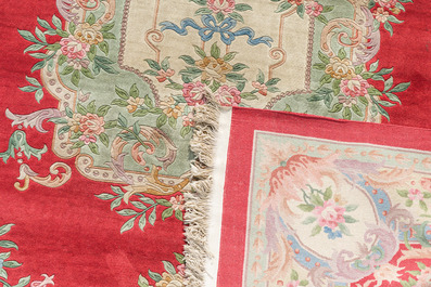 Tapis de style Aubusson en laine &agrave; d&eacute;cor floral, Chine, 20&egrave;me si&egrave;cle