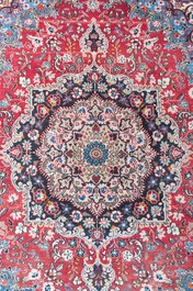Tapis oriental de type Mashad &agrave; d&eacute;cor floral, laine sur coton, 20&egrave;me si&egrave;cle