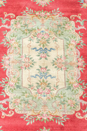Tapis de style Aubusson en laine &agrave; d&eacute;cor floral, Chine, 20&egrave;me si&egrave;cle