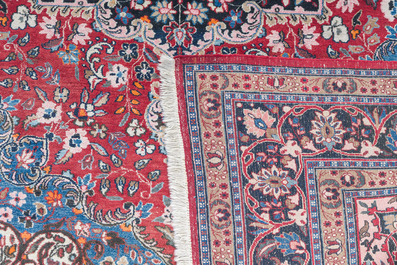 Tapis oriental de type Mashad &agrave; d&eacute;cor floral, laine sur coton, 20&egrave;me si&egrave;cle