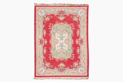 Tapis de style Aubusson en laine &agrave; d&eacute;cor floral, Chine, 20&egrave;me si&egrave;cle
