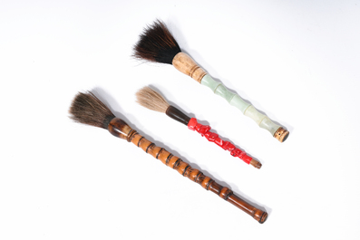 Un pot &agrave; pinceaux en bois sculpt&eacute; avec trois pinceaux de calligraphie et une coupe libatoitr en bambou, Chine, 19&egrave;me/20&egrave;me si&egrave;cle