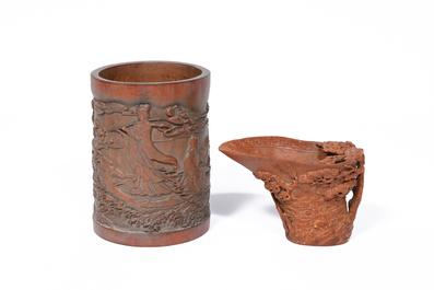 Un pot &agrave; pinceaux en bois sculpt&eacute; avec trois pinceaux de calligraphie et une coupe libatoitr en bambou, Chine, 19&egrave;me/20&egrave;me si&egrave;cle