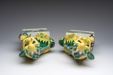 Paire de mod&egrave;les de lions bouddhistes en biscuit &eacute;maille verte, Chine, 19&egrave;me si&egrave;cle