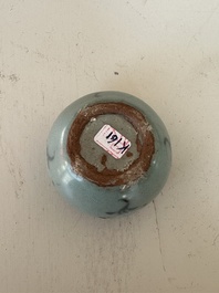 Een Koreaanse ingelegde coladon-geglazuurde kop op onderschotel, wellicht Goryeo, 13/14de eeuw