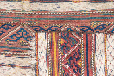 Tapis oriental de type Kelim (Kilim) Qashqai &agrave; d&eacute;cor g&eacute;om&eacute;trique, vers 1900