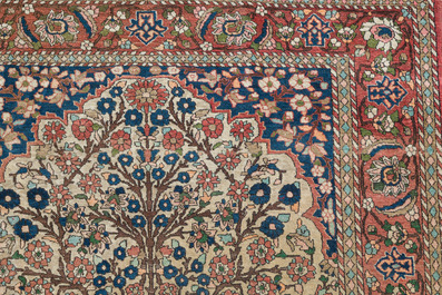 Tapis oriental de type Isphahan &agrave; d&eacute;cor d'arbre de vie, laine sur coton, premi&egrave;re moiti&eacute; du 20&egrave;me si&egrave;cle