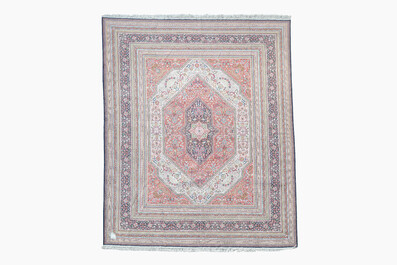 Tapis oriental de type Qom (Qum/Ghom) en soie &agrave; d&eacute;cor floral, deuxi&egrave;me moiti&eacute; du 20&egrave;me si&egrave;cle