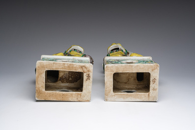 Paire de mod&egrave;les de lions bouddhistes en biscuit &eacute;maille verte, Chine, 19&egrave;me si&egrave;cle