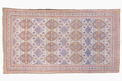 An important Persian Isfahan rug with floral design, wool on cotton, early 20th C.