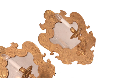 Paire d'appliques &agrave; une lumi&egrave;re en bronze avec miroir, France, 19&egrave;me/20&egrave;me si&egrave;cle