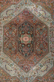 Tapis oriental de type Qom (Qum/Ghom) en soie &agrave; d&eacute;cor floral, deuxi&egrave;me moiti&eacute; du 20&egrave;me si&egrave;cle