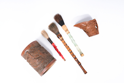 Un pot &agrave; pinceaux en bois sculpt&eacute; avec trois pinceaux de calligraphie et une coupe libatoitr en bambou, Chine, 19&egrave;me/20&egrave;me si&egrave;cle