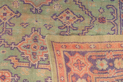 Tapis &agrave; d&eacute;cor d'Ushak turc, laine sur coton, probablement Portugal, premi&egrave;re moiti&eacute; du 20&egrave;me si&egrave;cle