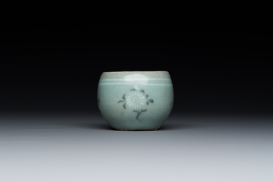 Een Koreaanse ingelegde coladon-geglazuurde kop op onderschotel, wellicht Goryeo, 13/14de eeuw