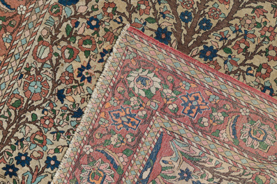 Tapis oriental de type Isphahan &agrave; d&eacute;cor d'arbre de vie, laine sur coton, premi&egrave;re moiti&eacute; du 20&egrave;me si&egrave;cle