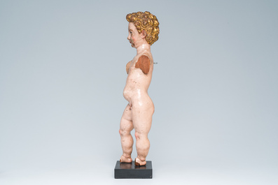 Un Christ enfant en bois sculpt&eacute; et polychrom&eacute;, Europe du Sud, probablement Andalou, 17&egrave;me si&egrave;ce