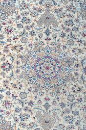 Tapis oriental de type Nain &agrave; d&eacute;cor floral, laine et soie sur coton, deuxi&egrave;me moiti&eacute; du 20&egrave;me si&egrave;cle