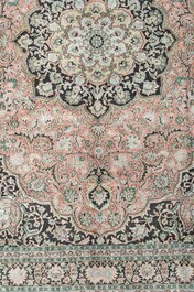 Tapis oriental de type Kashmir en soie &agrave; d&eacute;cor floral, dernier tiers du 20&egrave;me si&egrave;cle