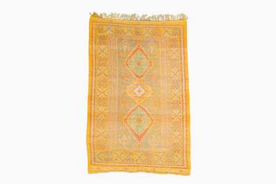 Tapis en laine &agrave; d&eacute;cor g&eacute;om&eacute;trique, la Turquie, 20&egrave;me si&egrave;cle