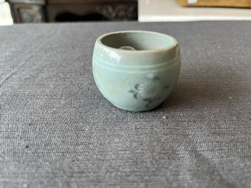Een Koreaanse ingelegde coladon-geglazuurde kop op onderschotel, wellicht Goryeo, 13/14de eeuw