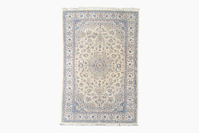 Tapis oriental de type Nain &agrave; d&eacute;cor floral, laine et soie sur coton, deuxi&egrave;me moiti&eacute; du 20&egrave;me si&egrave;cle