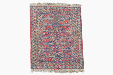Tapis oriental de type Saroukh en laine &agrave; d&eacute;cor floral g&eacute;om&eacute;trique, troisi&egrave;me quart du 20&egrave;me si&egrave;cle
