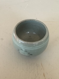 Een Koreaanse ingelegde coladon-geglazuurde kop op onderschotel, wellicht Goryeo, 13/14de eeuw