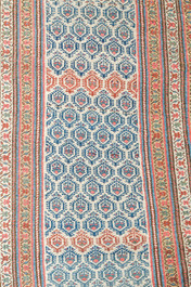 Long tapis en laine &agrave; d&eacute;cor floral, probablement kurde, milieu du 20&egrave;me si&egrave;cle