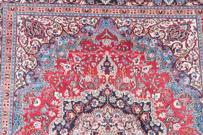 Tapis oriental de type Mashad &agrave; d&eacute;cor floral, laine sur coton, 20&egrave;me si&egrave;cle
