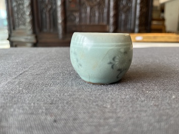 Een Koreaanse ingelegde coladon-geglazuurde kop op onderschotel, wellicht Goryeo, 13/14de eeuw