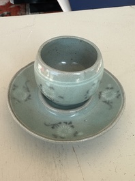Een Koreaanse ingelegde coladon-geglazuurde kop op onderschotel, wellicht Goryeo, 13/14de eeuw