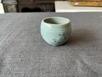 Een Koreaanse ingelegde coladon-geglazuurde kop op onderschotel, wellicht Goryeo, 13/14de eeuw