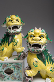 Paire de mod&egrave;les de lions bouddhistes en biscuit &eacute;maille verte, Chine, 19&egrave;me si&egrave;cle