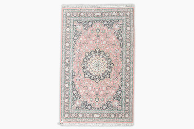 Tapis oriental de type Kashmir en soie &agrave; d&eacute;cor floral, dernier tiers du 20&egrave;me si&egrave;cle