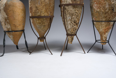 Quatre amphores &agrave; huile en terre cuite, &eacute;poque romaine, 1er-3&egrave;me si&egrave;cle