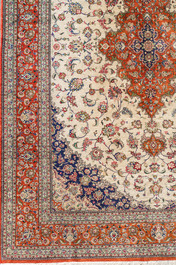 Tapis oriental de type Qom (Qum/Ghom) en soie &agrave; d&eacute;cor floral, deuxi&egrave;me moiti&eacute; du 20&egrave;me si&egrave;cle