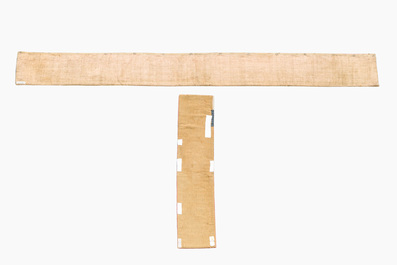 Deux panneaux brod&eacute;s &agrave; fil dor&eacute; sur velours rouge, 16&egrave;me/17&egrave;me si&egrave;cle