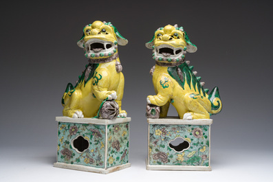 Paire de mod&egrave;les de lions bouddhistes en biscuit &eacute;maille verte, Chine, 19&egrave;me si&egrave;cle