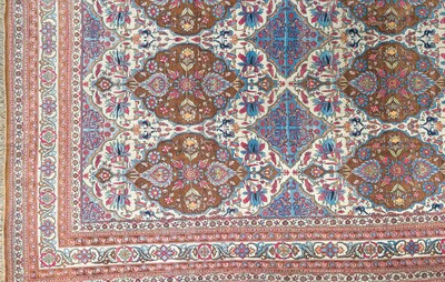 An important Persian Isfahan rug with floral design, wool on cotton, early 20th C.