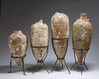 Quatre amphores &agrave; huile en terre cuite, &eacute;poque romaine, 1er-3&egrave;me si&egrave;cle