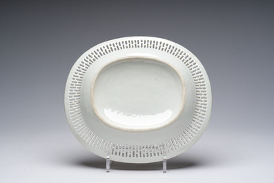 Trois vases en porcelaine de Chine famille rose &agrave; d&eacute;cor de dames et d'enfants dans un jardin et un vase et un plat de Canton, 19&egrave;me/20&egrave;me si&egrave;cle