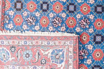 Tapis oriental de type Varamin &agrave; d&eacute;cor floral, laine sur coton, deuxi&egrave;me moiti&eacute; du20&egrave;me si&egrave;cle