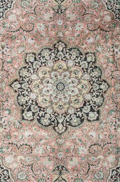 Tapis oriental de type Kashmir en soie &agrave; d&eacute;cor floral, dernier tiers du 20&egrave;me si&egrave;cle